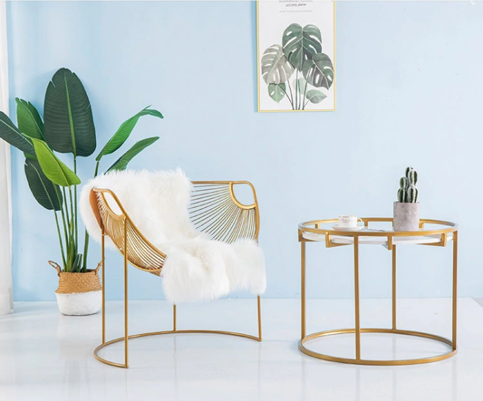 Minimalist wire lounge chair in gold metal vintage retro look